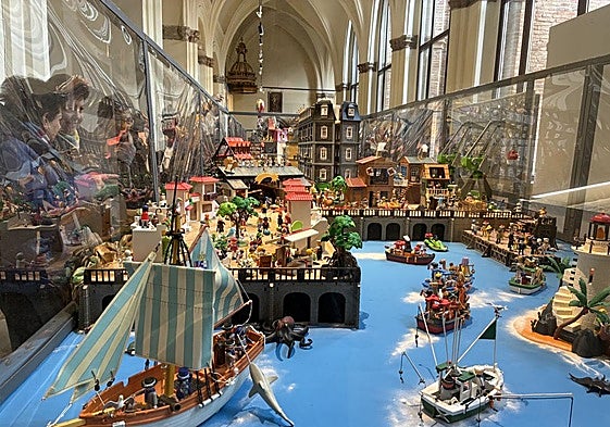 El belén de este año parte del puerto, donde varias mujeres comentaban los detalles de sus barcos.