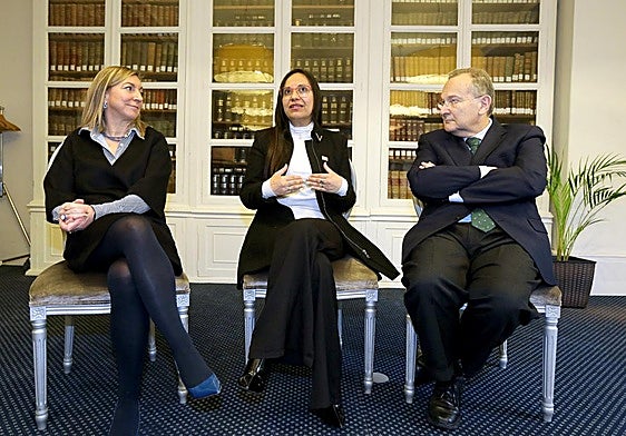 Eva Sanz (UR), Natalia Álbarez (UNLaR) y José María Vázquez (UNIR), ayer en el Círculo Logroñés.