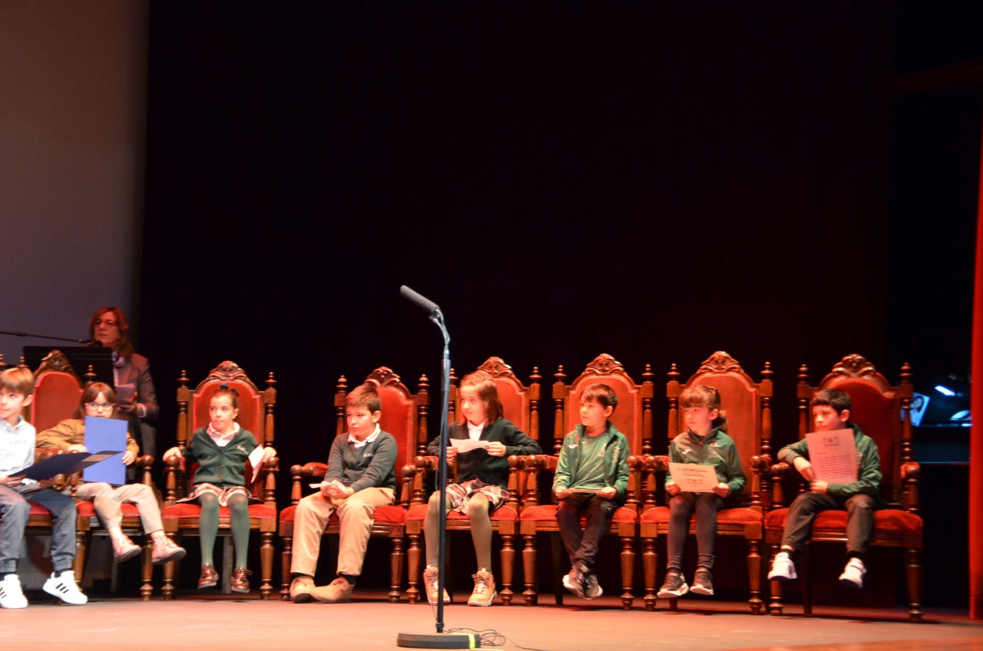 La lectura de los escolares de los artículos más destacados de la Constitución