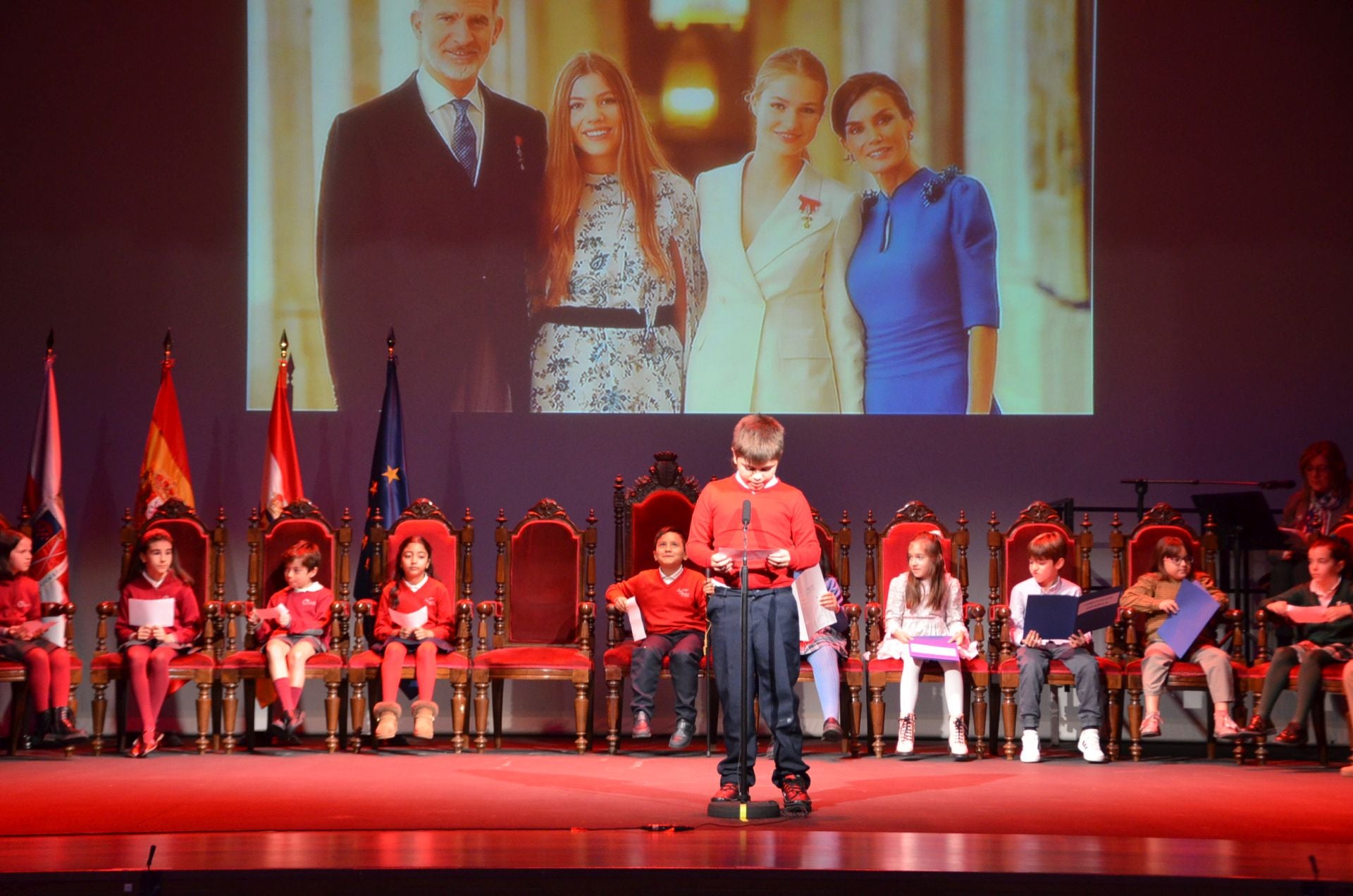 La lectura de los escolares de los artículos más destacados de la Constitución