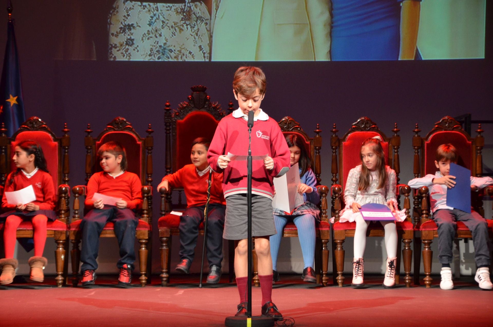 La lectura de los escolares de los artículos más destacados de la Constitución