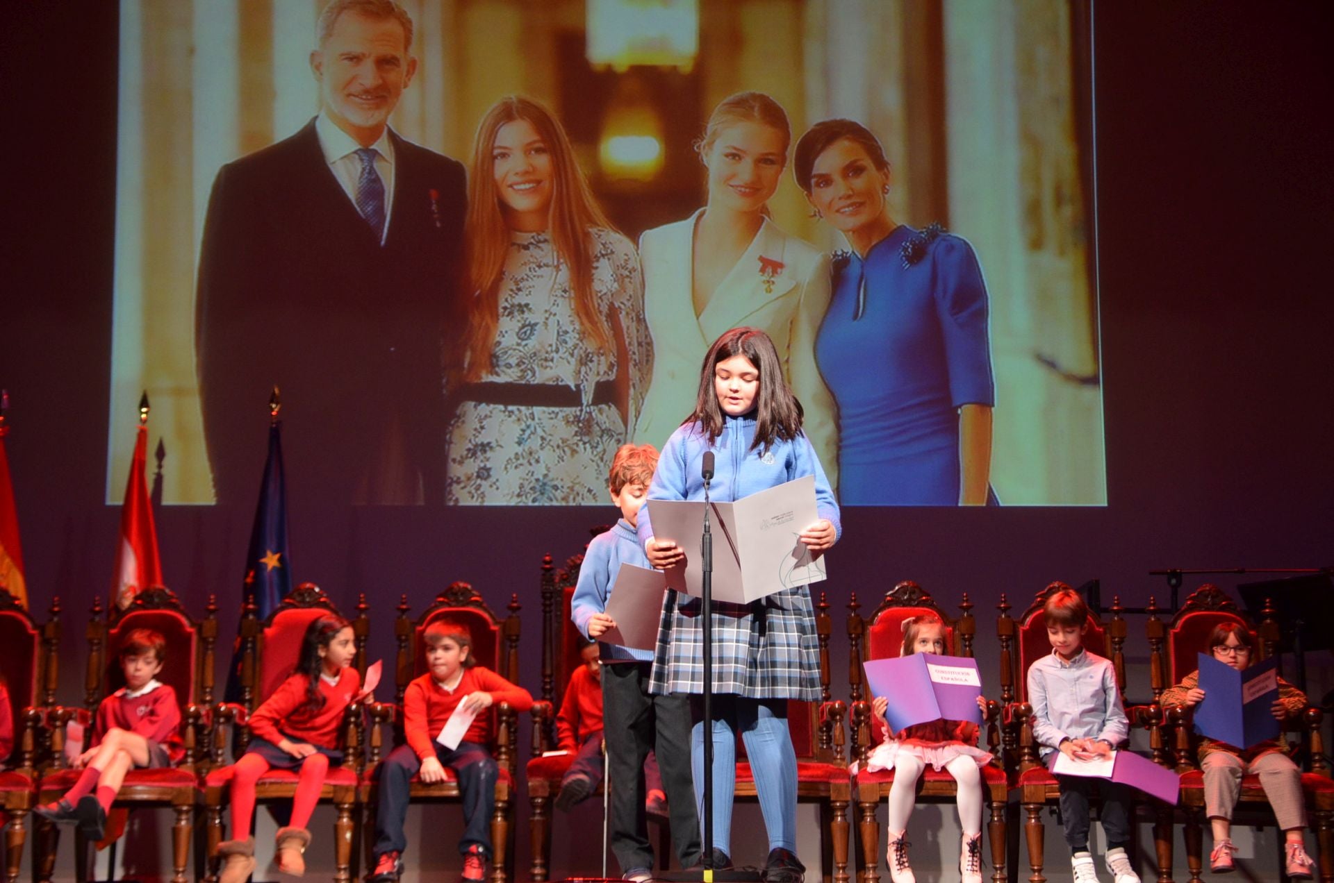 La lectura de los escolares de los artículos más destacados de la Constitución