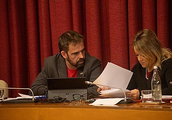 Iván Reinares y Beatriz Nalda, en un momento del pleno.