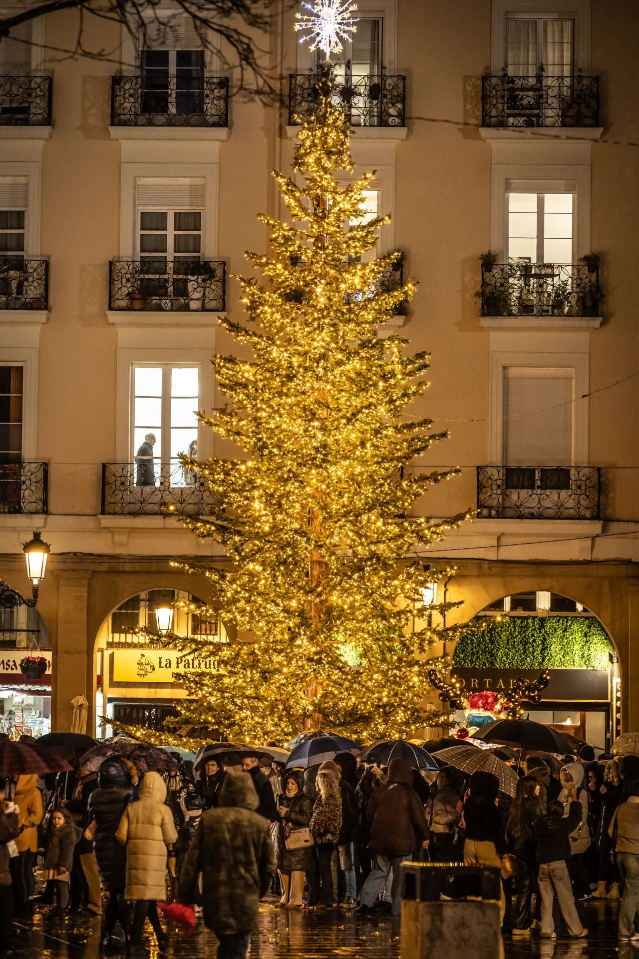 La Navidad se enciende en la plaza del Mercado