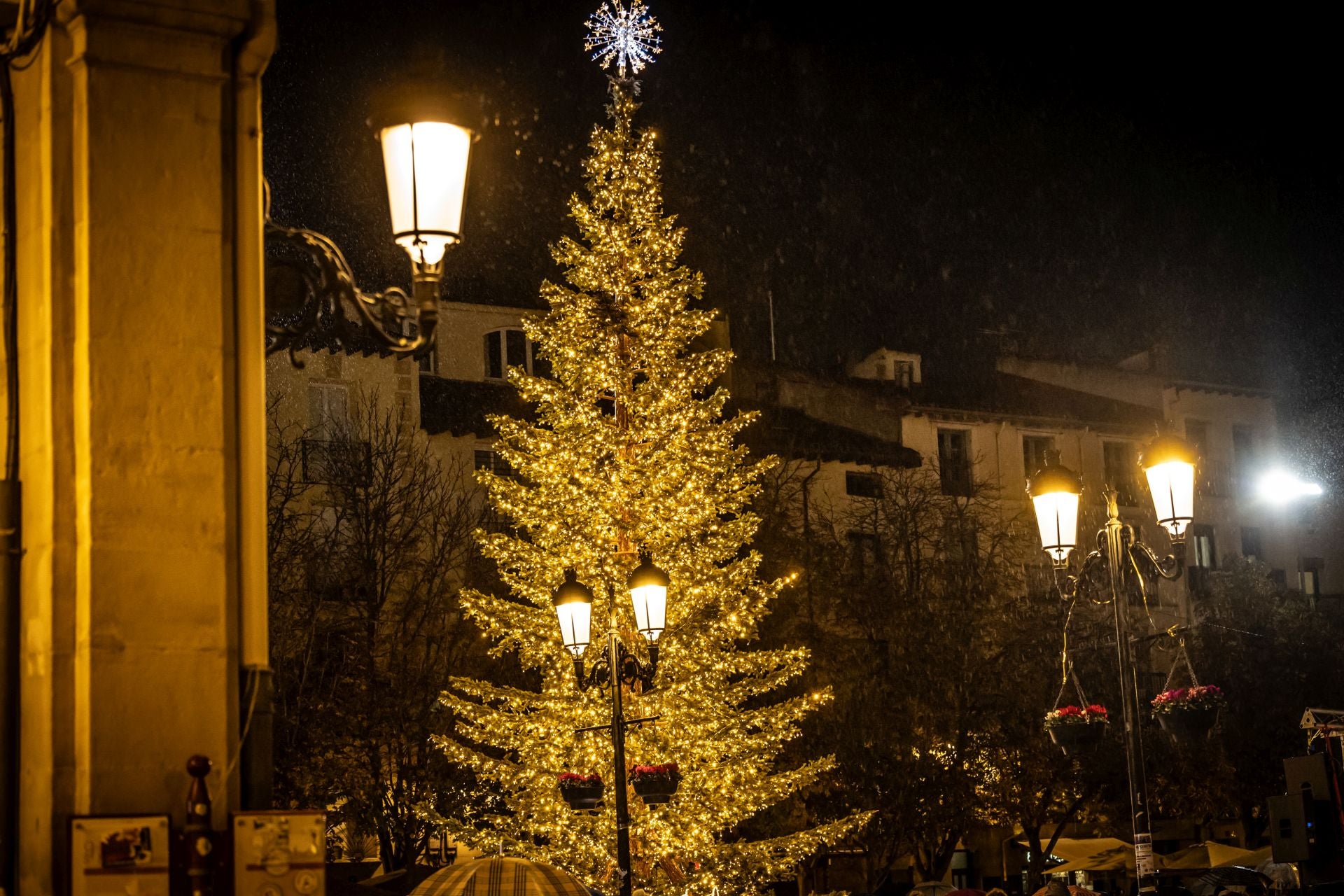 La Navidad se enciende en la plaza del Mercado