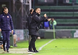 Adrián Cantabrana da una directriz durante el encuentro ante el Sestao.