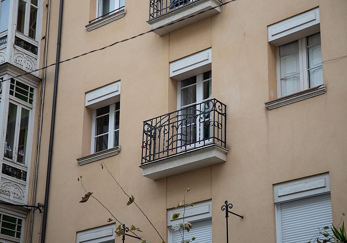 El balcón cuyo forjado ha sido arrancado al colgar las luces de Navidad y que ya ha sido asegurado.