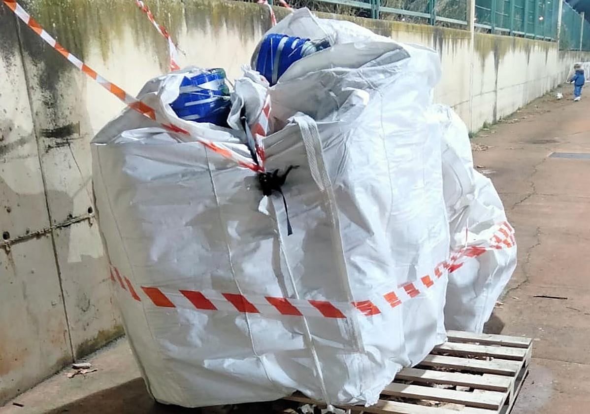 Un palé de productos tóxicos en Pradoviejo, en el Teléfono del Lector