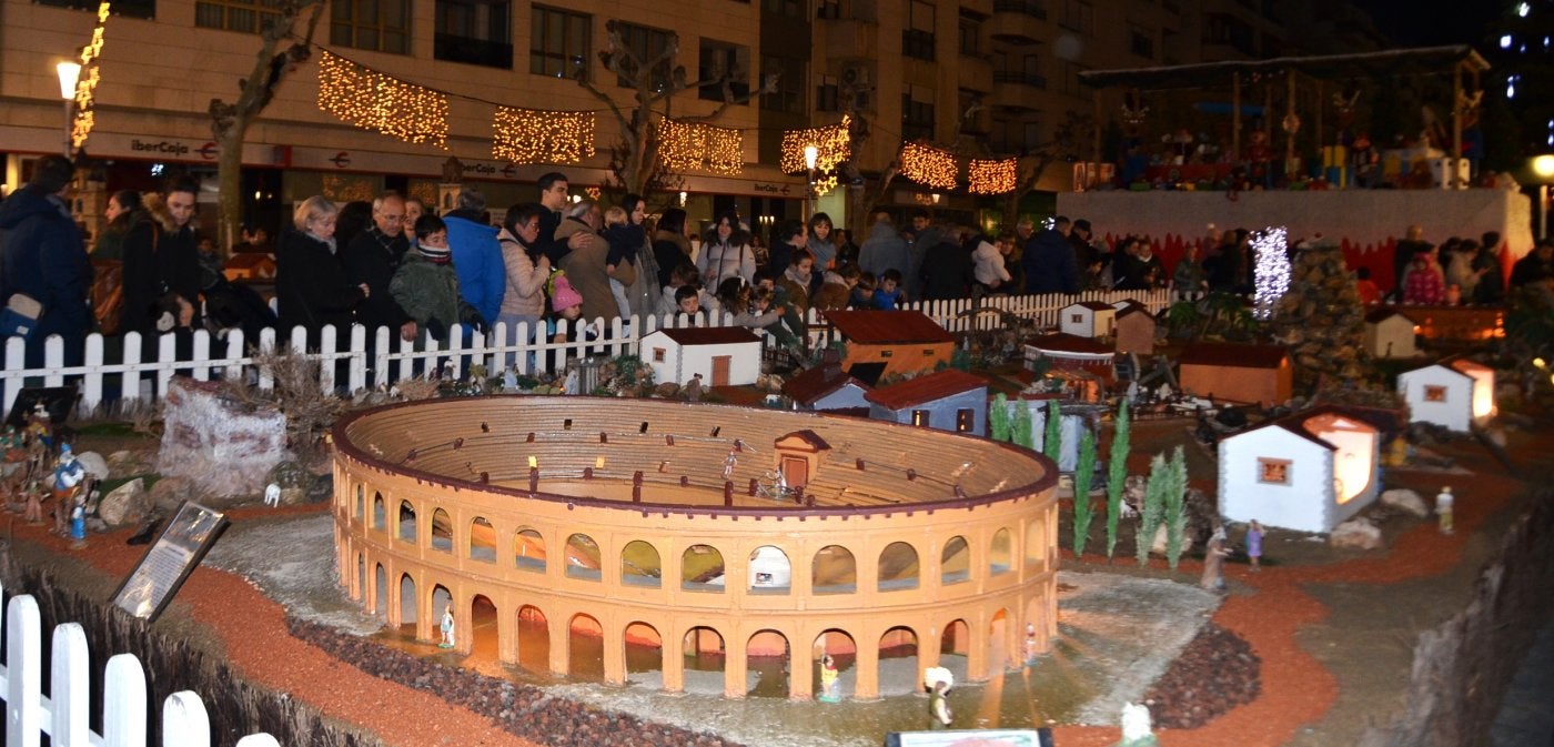 Coliseo romano, en el belén municipal, que este viernes fue visitado por numeroso público.