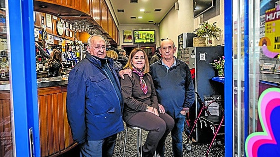 El fundador del California, Orlando Maestro padre, y los actuales responsables, Cristina Bajo y Orlando Maestro hijo.