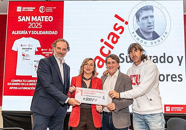Ramón Grosso y la rectora Eva Sanz, en la firma del convenio.