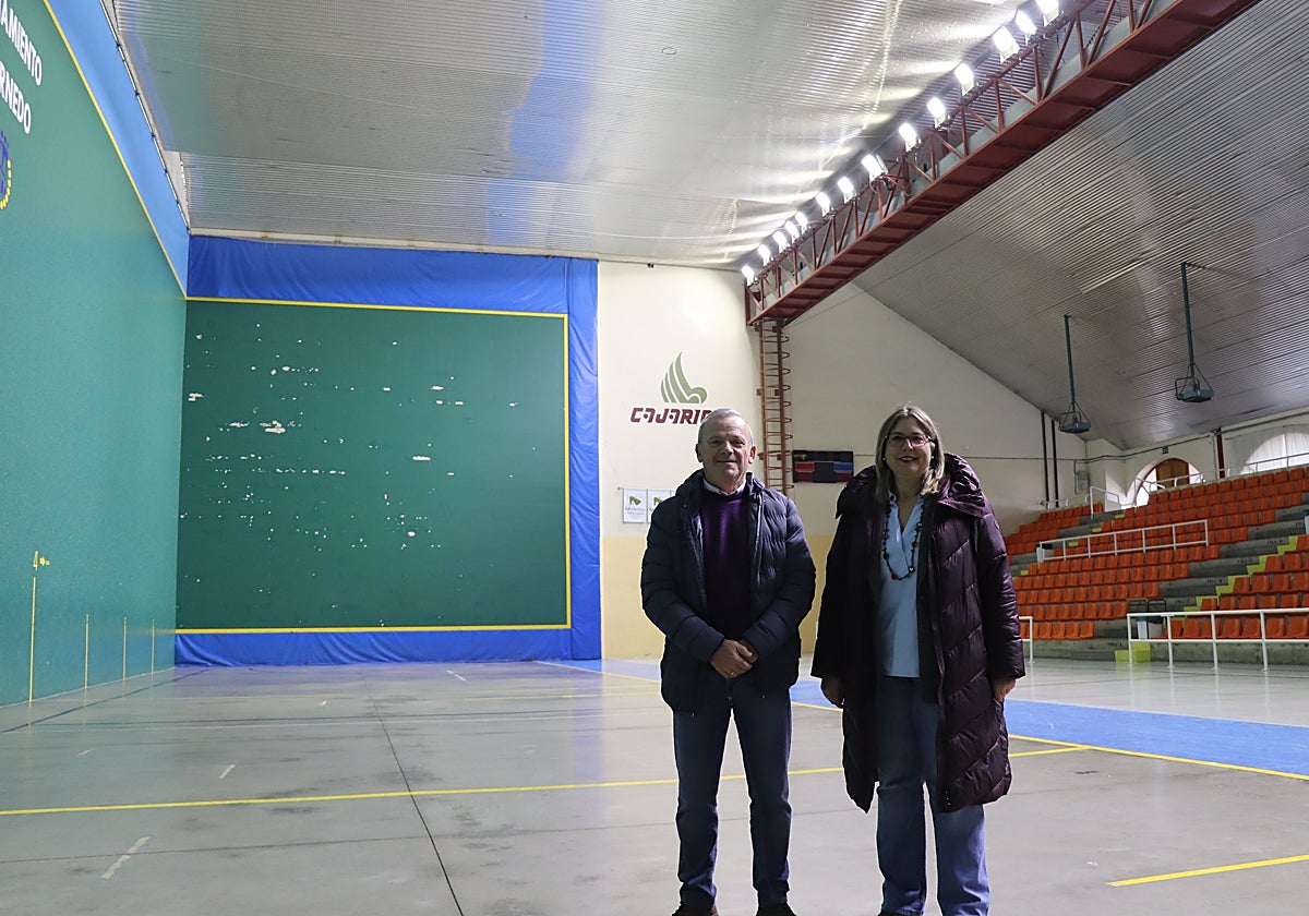 El concejal de Obras y la alcaldesa conocieron la nueva iluminación en la visita al frontón corto.