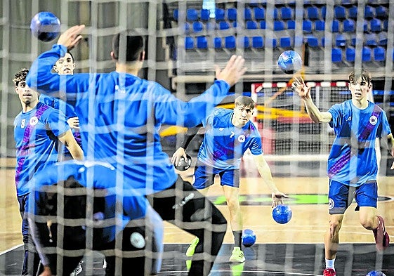 Jon Sastre, que posiblemente sea hoy de la partida, lanza durante un entrenamiento del Dicorpebal.