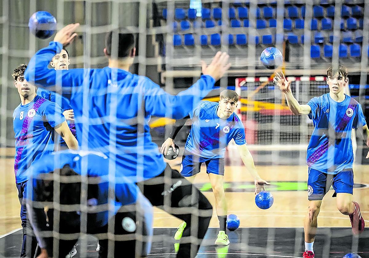 Jon Sastre, que posiblemente sea hoy de la partida, lanza durante un entrenamiento del Dicorpebal.