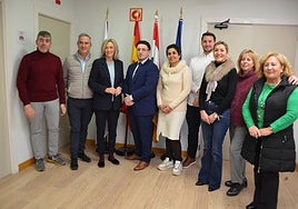 El concejal de Hacienda, Mario Nafría, junto a la alcaldesa; Mónica Arceiz, y el resto del equipo de Gobierno.