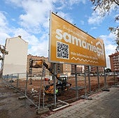 Vallado y maquinaria de trabajo en la parcela de La Cava propiedad de Samaniego que empezará las obras a principios de 2026.