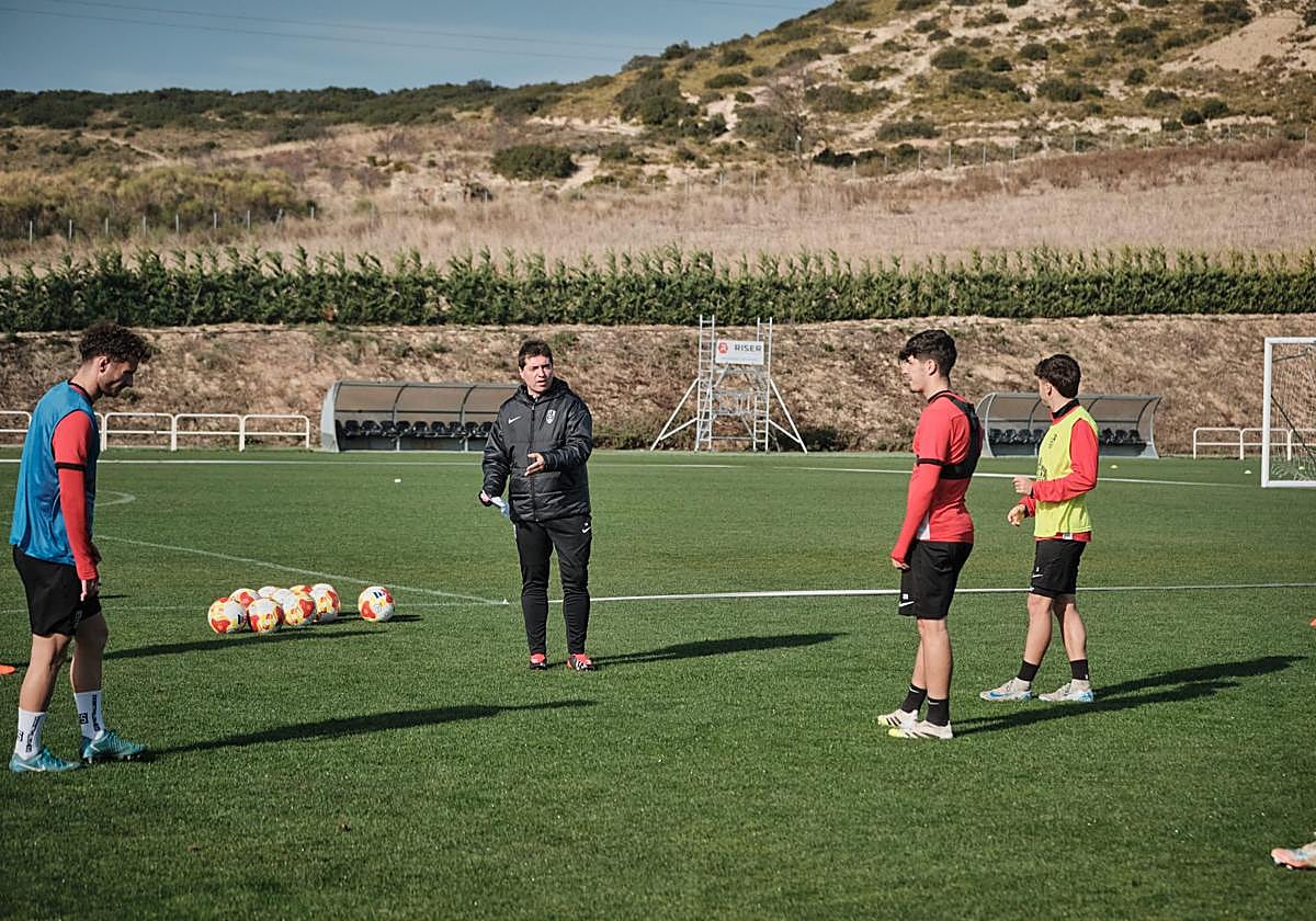 Unai Mendia da instrucciones en un entrenamiento.
