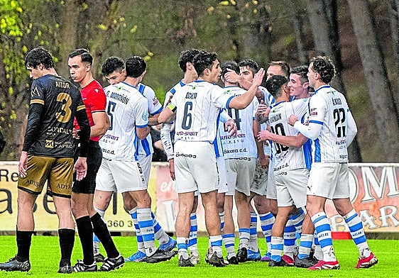 Los jugadores del Náxara celebran uno de los goles de su último partido en La Salera, contra el Alfaro.