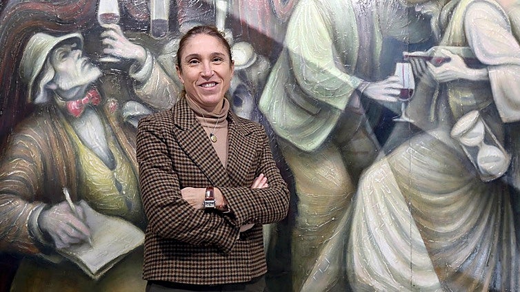 Presidenta en el centenario. Raquel Pérez Cuevas, delante del mural conmemorativo pintado cuando la institución cumplió 75 años.