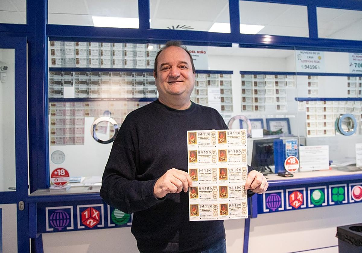 Santo Tomás sujeta décimos de lotería que tiene en su establecimiento de la estación de tren.