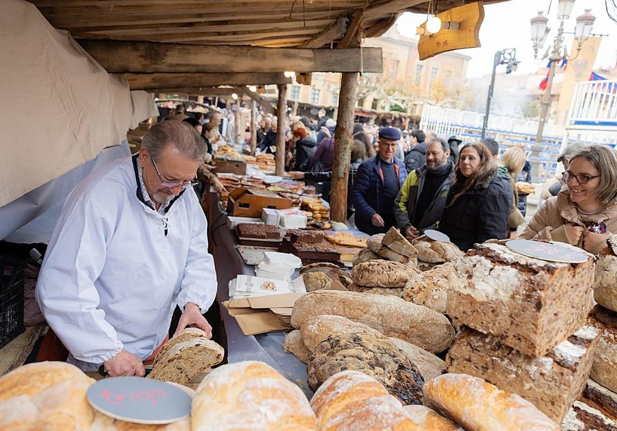 Un hombre vendía hogazas de pan en uno de los puestos durante las Ferias del año pasado.