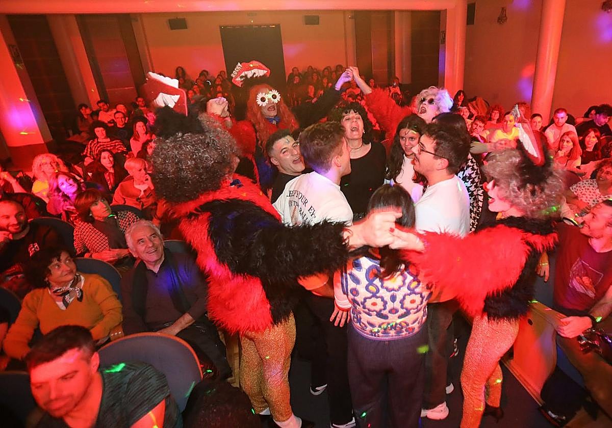 Público y actores comparten corro y número musical durante la función de 'The Rocky Horror Picture Show', el pasado viernes en la sala Gonzalo de Berceo.