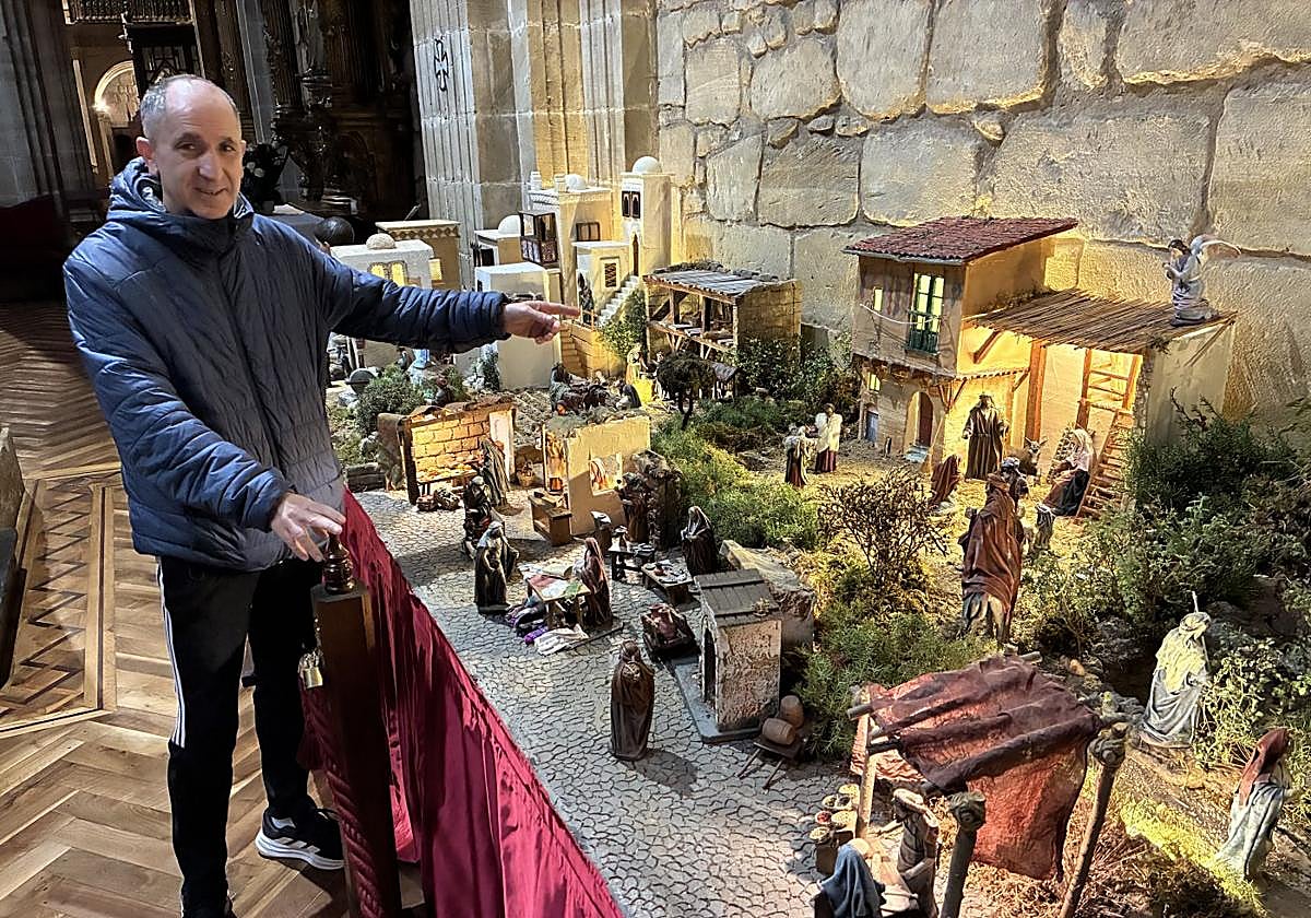 Miguel Ángel Martínez muestra la nueva construcción del nacimiento.