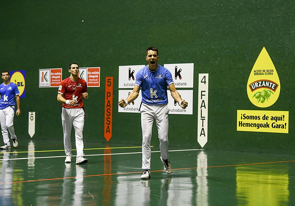 Zabala con rabia celebra un tanto ante Altuna, con Martija al fondo en el partido disputado en Barcelona.