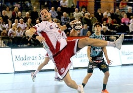 Álvaro Martínez prepara el brazo antes de marcar uno de sus siete goles.