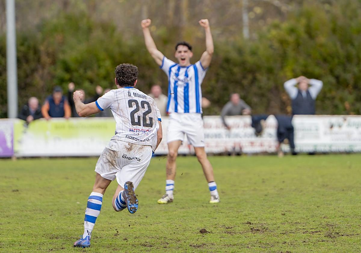 Maiso corre para festejar con un compañero tras meter el gol del empate en el último segundo del partido ante el Ejea.