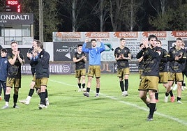 Los jugadores del Alfaro aplauden a sus seguidores.