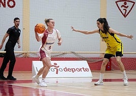 Van Schaik, la mejor del Unibasket, controla el balón ante Mato.