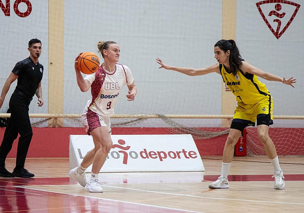 Van Schaik, la mejor del Unibasket, controla el balón ante Mato.