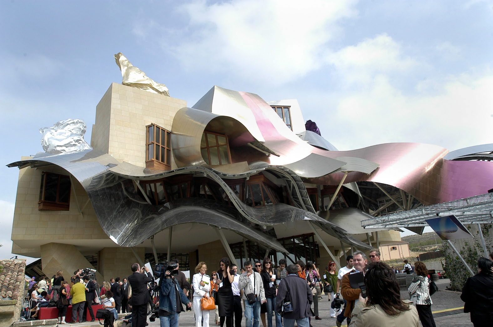 El rey Juan Carlos inauguró la icónica bodega de Rioja de Frank Gehry