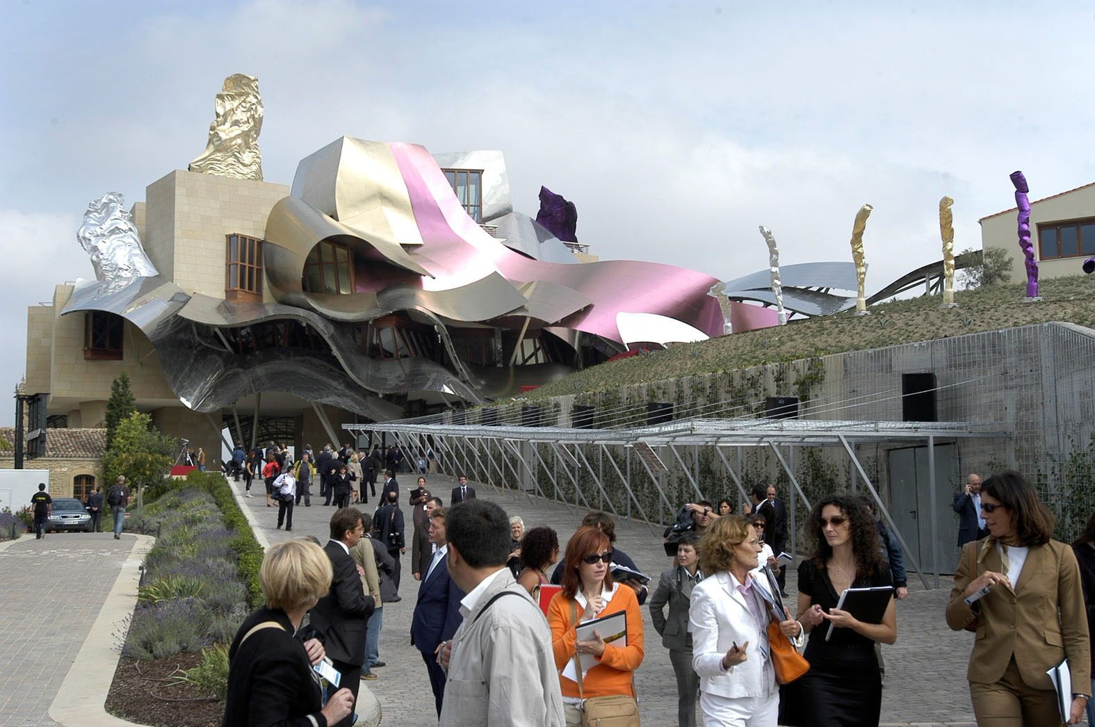 El rey Juan Carlos inauguró la icónica bodega de Rioja de Frank Gehry