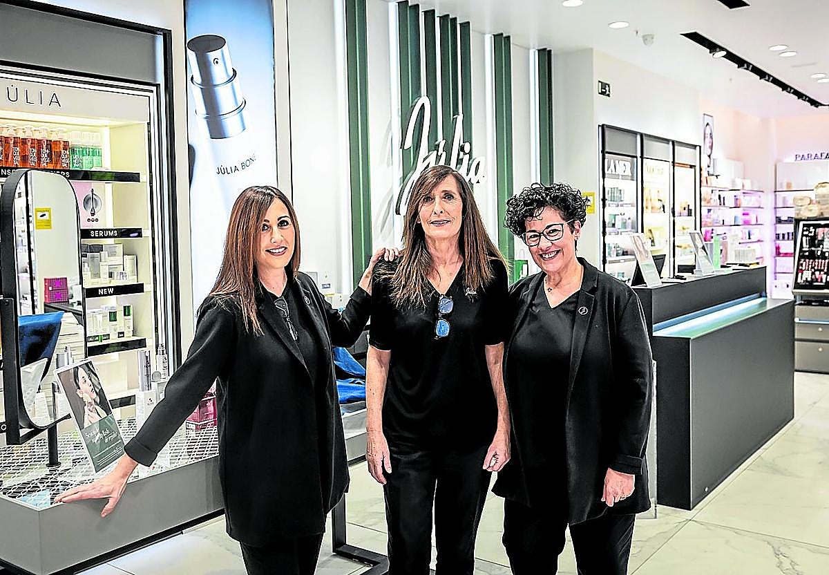Itziar, en el medio de la imagen, junto a Noelia y Ana, en las instalaciones de Perfumería Julia en Logroño.