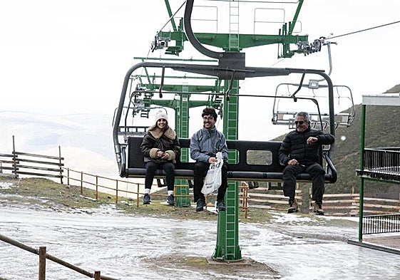 Un grupo de personas disfrutan de la nieve en Valdezcaray