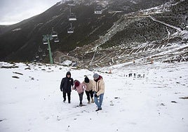 Un grupo de personas disfruta de la nieve en la estación de Valdezcaray.