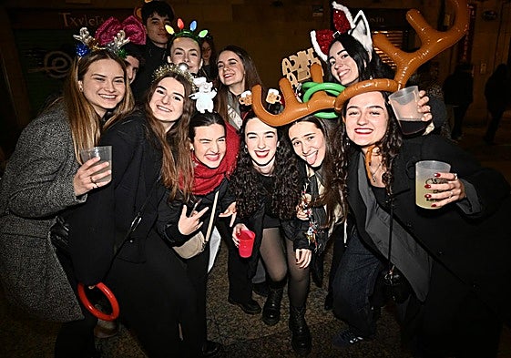 Un grupo de chicas celebra el fin de año en un cotillón, durante la Nochevieja de 2024.