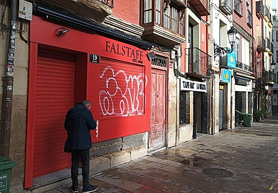 Un hombre camina junto al bar Falstaff, donde se ha producido el desplome del techo en la madrugada de este domingo.