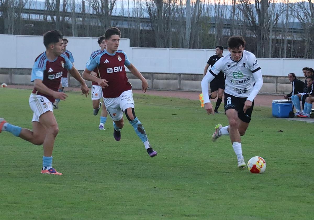 Íñigo Burusco, autor del tanto con el que el Alfaro mandó en el marcador durante 40 minutos, en una arrancada.