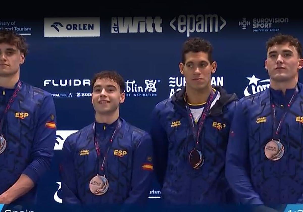 Iván Martínez Sota, segundo por la izquierda, con la medalla al cuello.
