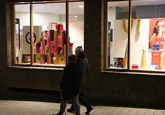 Catorce escaparates de la localidad lucen con decoración e iluminación con motivos navideños durante estas fechas.