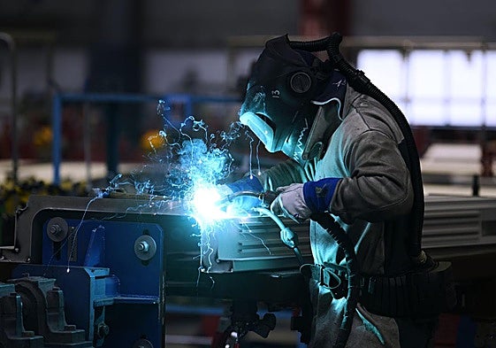 Un trabajador de una fábrica, en pleno desarrollo de su actividad industrial.