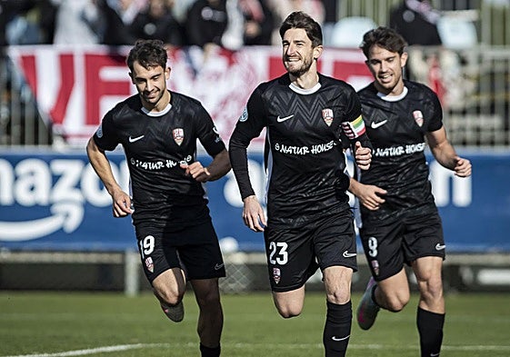 Rivero celebra el gol anotado frente al Deportivo Aragón, con Otadui y Berto a su estela.