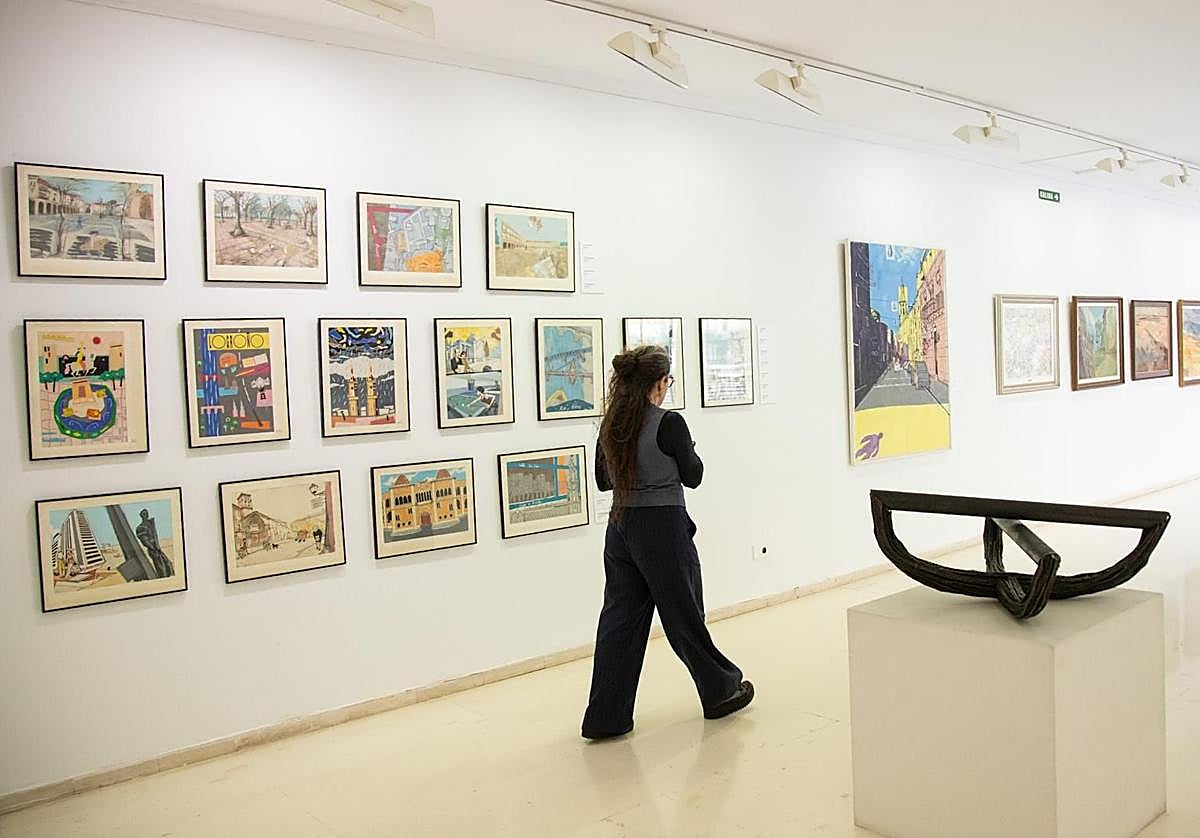 Escultura de José Carlos Balanza e ilustraciones de varios autores sobre la ciudad de Logroño, en uno de los espacios de la exposición.
