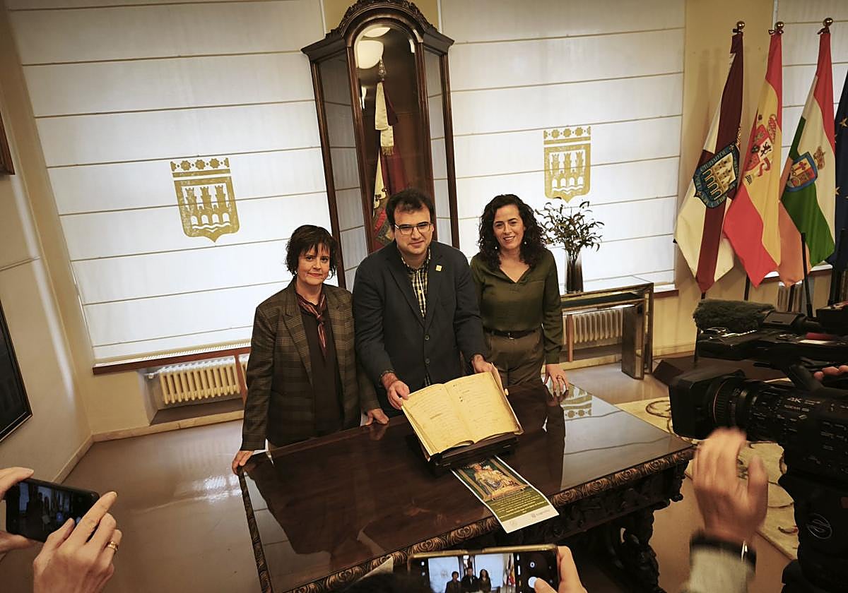 La Hermana Mayor de la Cofradía, María José González; el conferenciante Bruno Escalona y la concejala de Festejos, Laura Rivas, este martes en la presentación de los actos.