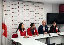 Rodrigo Teijero, César Martínez y voluntarias de Cruz Roja en la presentación de la iniciativa.