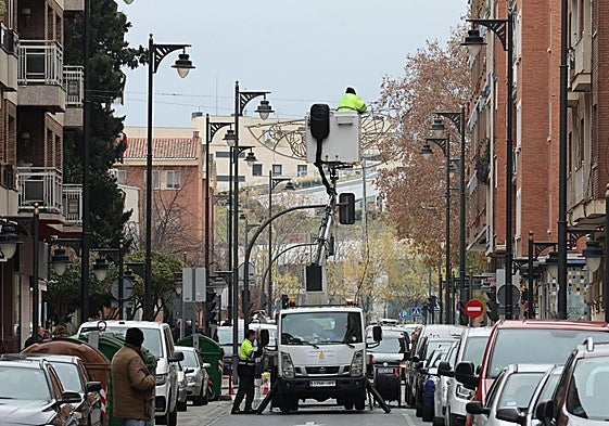 Los operarios instalan este viernes luces de Navidad en la calle Marqués de la Ensenada.