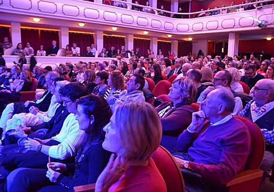 Rosa Herce, entre el público, trabajadores y representantes de ayuntamientos de La Rioja Baja en la gala que acogió el Ideal este jueves.